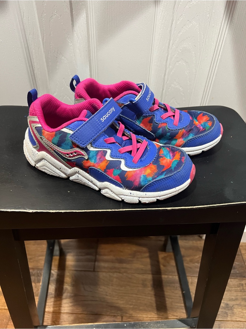 Saucony Kids size 2 Blue & Pink Floral running Sneakers